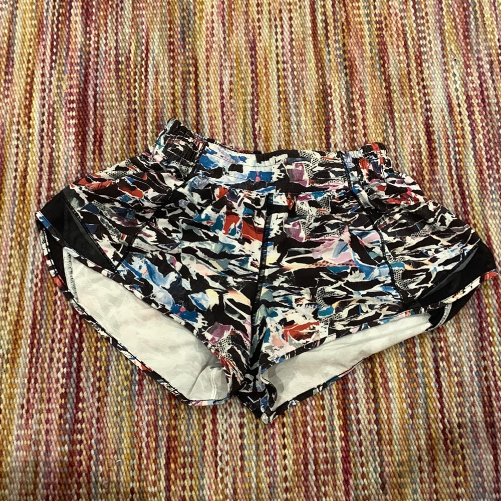 Lululemon hotty hot shorts size 6, 2.5”